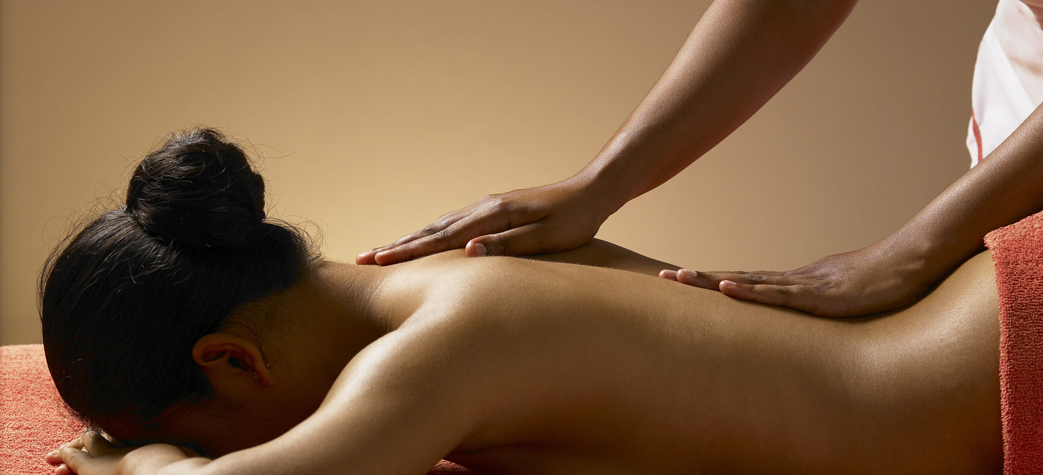Как правильно сделать расслабляющий массаж спины девушке?