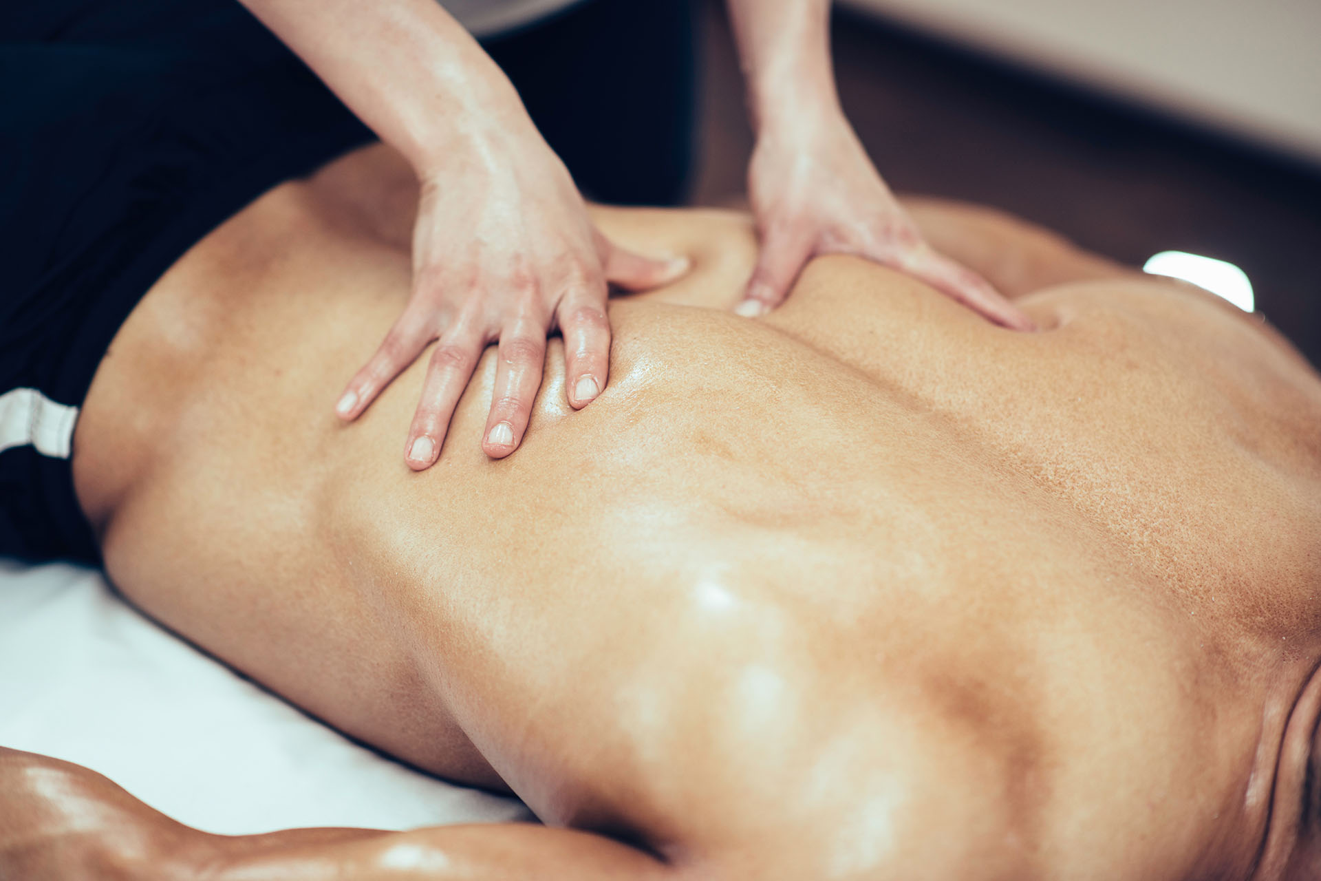 Как сделать расслабляющий массаж спины мужчине?